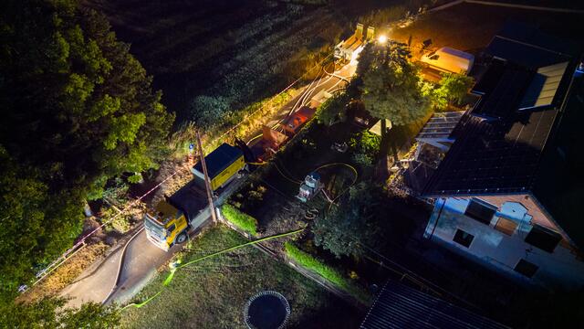 Im Zuge einer Tiefenbohrung in etwa 90 Metern Tiefe im Ansfeldner Stadtteil Freindorf war es am 27. Juni, zu einem Wasseraustritt, bei dem auch Gas ausströmte gekommen. Darauf folgte eine Explosion. | Foto: fotokerschi.at/Kerschbaummayr