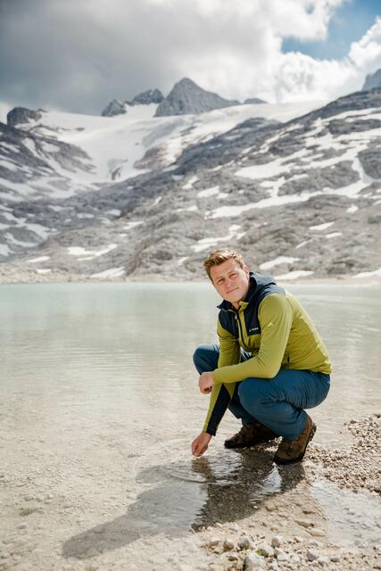 Umwelt- und Klima-Landesrat Stefan Kaineder bei den Eisseen unterhalb des Hallstätter Gletschers. | Foto: Land OÖ/Werner Dedl