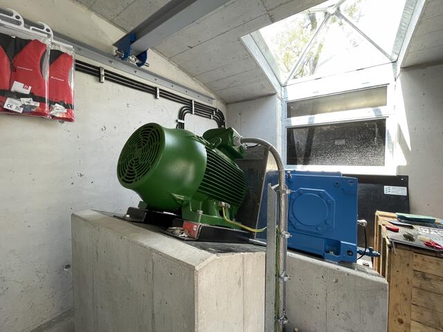 Das Innere im Wasserkraftwerk. Die große Wasserschnecke ist im Wasser.  | Foto: sm