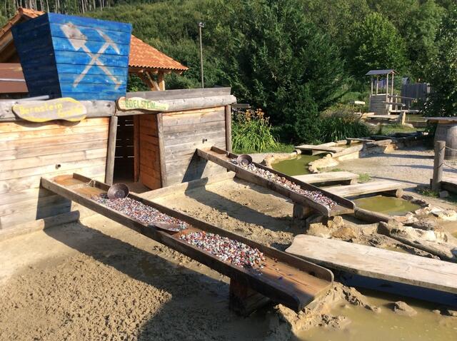 Alles was man an Edelsteinen beim schürfen findet darf man mit nach Hause nehmen | Foto: Edelsteinpark Pielachtal