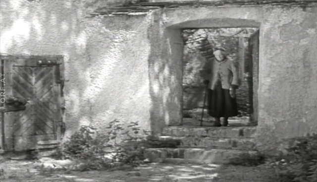 Schloss Sachsengang mit seiner Herrin. Es handelt sich hier um einen Screenshot aus dem Dokumentarfilm: "Die Ebene der sterbenden Schlösser". | Foto: ORF.at