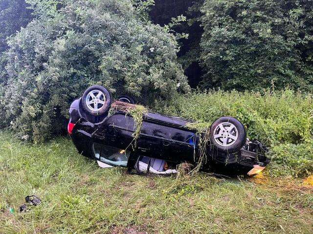 PKW kam auf der nassen Fahrbahn ins Schleudern und überschlug sich über eine Böschung. | Foto: Feuerwehr Griffen