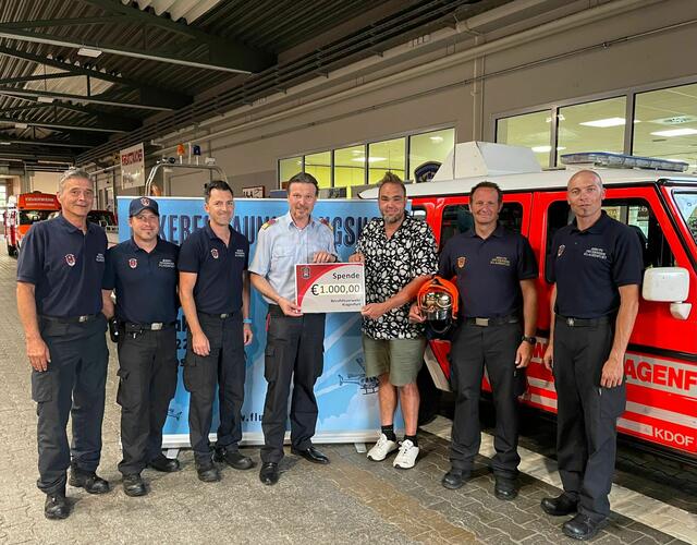 Berufsfeuerwehr Klagenfurt sammelte 1000 Euro für Kinder, um ihnen den Traum vom Fliegen zu erfüllen. | Foto: Berufsfeuerwehr Klagenfurt am Wörthersee