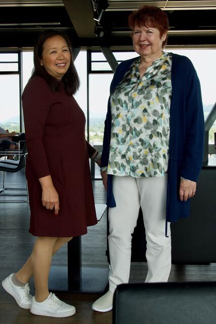 Jennifer Mai Van-Hametner und Christine Bejvl, feiern gemeinsam bereits erste Erfolge durch das Projekt. Frau Bejvl kann inzwischen beispielsweise alleine Fotos ausdrucken. | Foto: Petra Huber