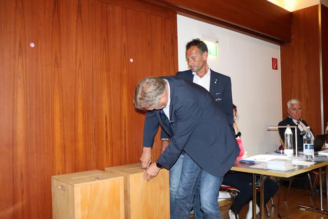 TVN-Direkor Martin Ebster und Stv. Gerhard Eichhorn mit den Wahlurnen. | Foto: Othmar Kolp