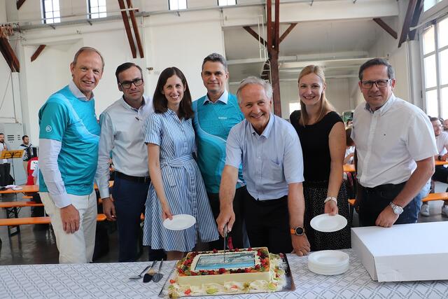Neben symbolischen Geschenken wurde Max Oberhumer zum Ausstand ein Baum und eine Torte gewidmet. | Foto: Edith Ertl