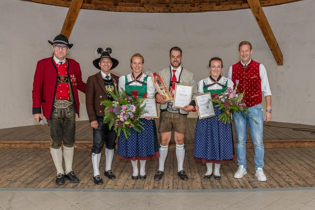 Ehrung eines tollen Dreiergespanns: Bezirksobmann Alexander Weber, Landesobmann Alexander Schatz, Julia Haidacher, Matthias Mayr, Martina Kirchmair und Bürgermeister Hansjörg Peer | Foto: Paul Weber