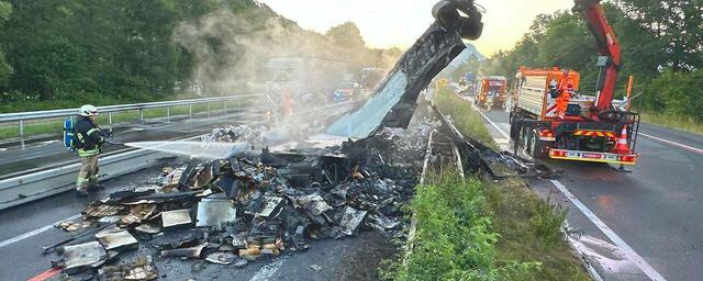 Am Donnerstag in der Früh musste die Inntalautobahn zwischen Wörgl-Ost und Wörgl-West nach einem LKW-Brand in Fahrtrichtung Kufstein komplett gesperrt werden. Auch in Gegenrichtung ist nur eine Fahrspur. Der dadurch entstandene Stau ist kilometerlang.  | Foto: ZOOM.TIROL