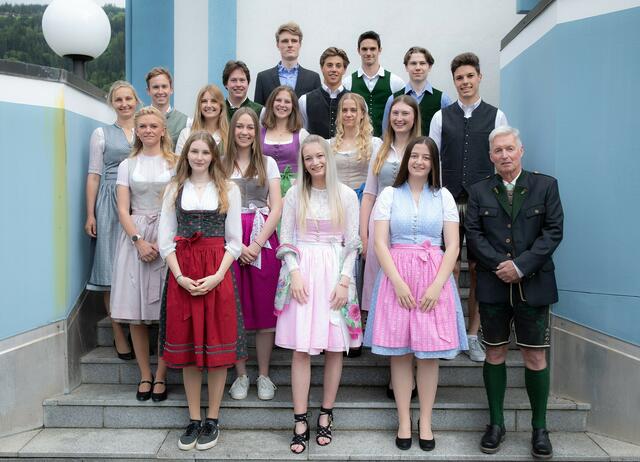 Maturantinnen und Maturanten der Ski-HAK der Ski-Akademie Schladming, Klasse 5B (Klassenvertreterin: Mag. Heidi Pichler) | Foto: Ski-Akademie Schladming