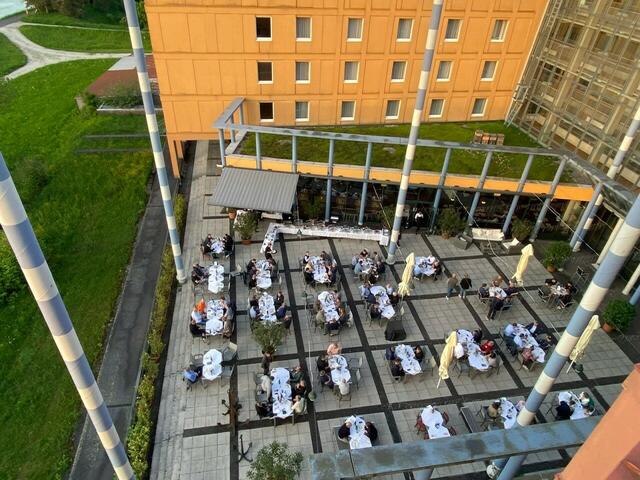 Das Seminarhotel liegt direkt – in erster Reige – am Donauufer. | Foto: Hotel Donauwelle