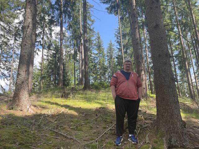 Lokalaugenschein am "Trollkogel": Filmproduzent Günter Singer zeigte MeinBezirk.at einen der möglichen Drehorte in St. Barbara. | Foto: Koidl