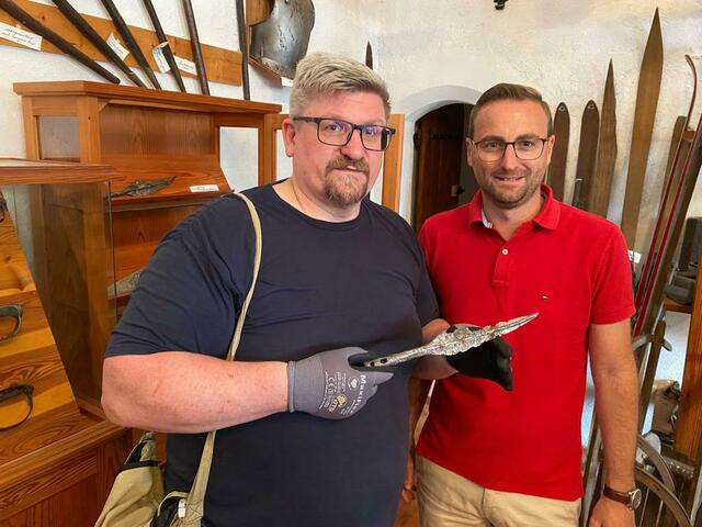 Günter Singer und St. Barbaras Bürgermeister Jochen Jance im Museum der Burgruine Lichtenegg in Wartberg mit einer der 2100 Jahre alten Speerspitzen aus der Keltenzeit. | Foto: Marktgemeinde St. Barbara
