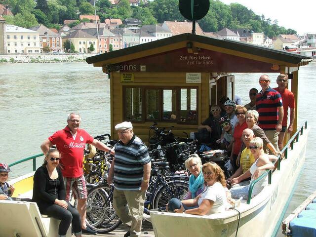 Die Rad-Fähre bringt Radfahrer über die Donau und legt in Enns, Mauthausen und St. Pantaleon Erla an. | Foto: Otto Steindl