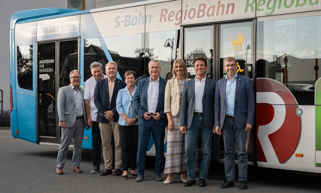 Der Startschuss freut auch LH-Stellvertreter Anton Lang, Verkehrsverbund-Geschäftsführer Peter Gspaltl und die Bürgermeister der Region. | Foto: Verkehrsverbund Steiermark