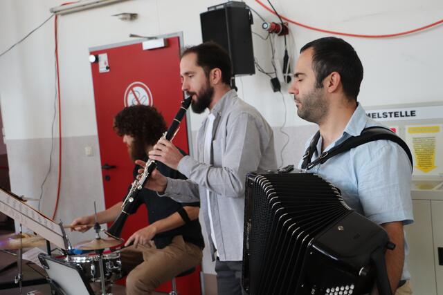 Zu Ehren des scheidenden Sappi-Geschäftsführers spielte beim Sicherheitstag das Balkalito-Trio Klezmer-Musik.  | Foto: Edith Ertl