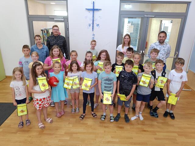 Die Kinder mit Roswitha Staudinger, Stefan Karlovits, Sindy Reindl und Andreas Konrad.