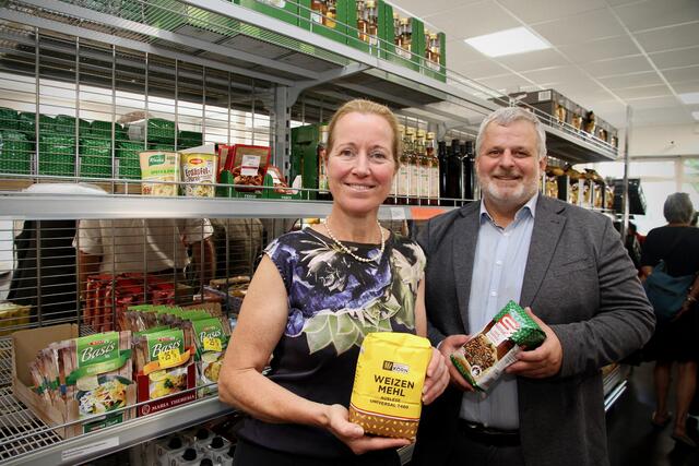 Soma-Geschäftsführerin Theres Leber und Obmann Klaus Lesjak freuen sich über den Soma-Markt in Klagenfurt.