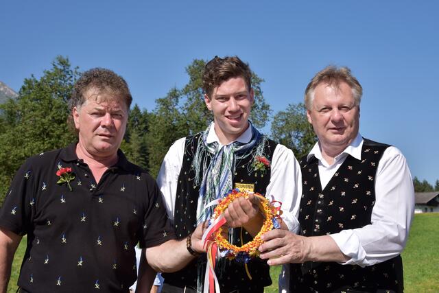 Vizebürgermeister Günter Pernul, Kranzlgewinner Noah Thurner und Bürgermeister Leopold Astner (von links) | Foto: Tamara Jarnig