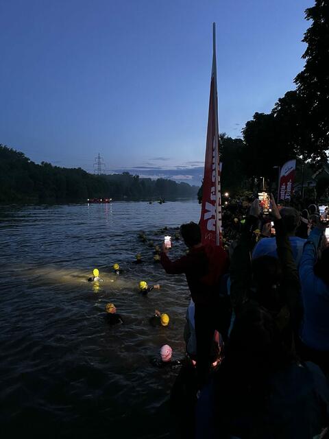 Pünktlich um 4.30 Uhr starteten die Athleten in der 16° kalten Mur für die 3,8 km lange Strecke
 | Foto: Christian Weißenbacher