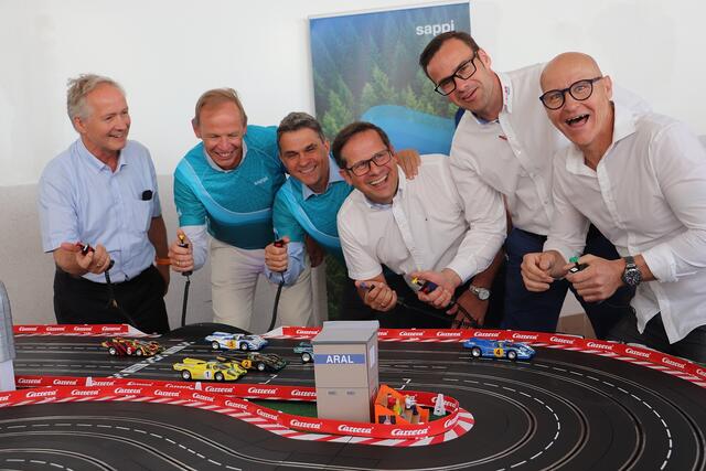 Beim Sicherheitstag matchte sich Max Oberhumer (li) mit Management und Betriebsrat auf der Carrera-Bahn. | Foto: Edith Ertl