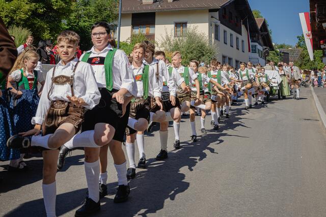 Trachten-Danding in the Street – auch die schneidigen Jungs wissen, wie das geht! | Foto: Paul Weber