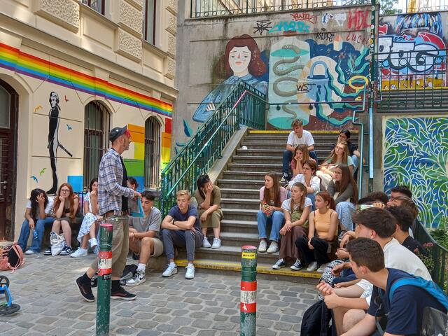 Schülerinnen und Schüler der Klassen 6A&amp;B mit Tour-Guide Martin. | Foto: Mag. Schuster