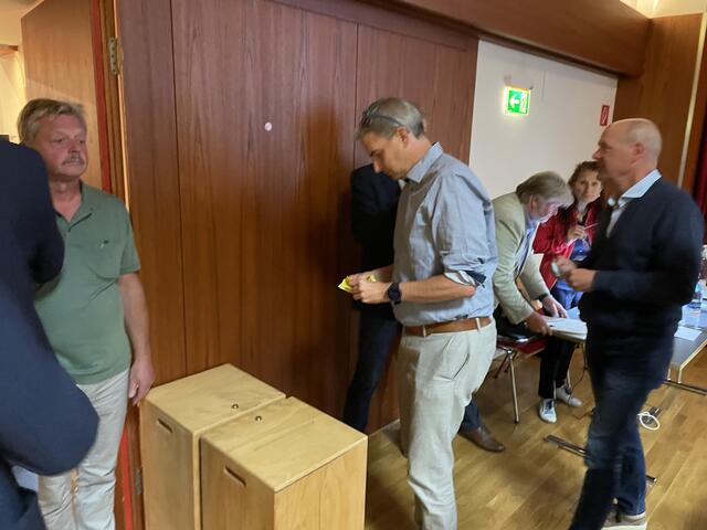 Über beide Anträge wurde schriftlich abgestimmt. | Foto: Othmar Kolp