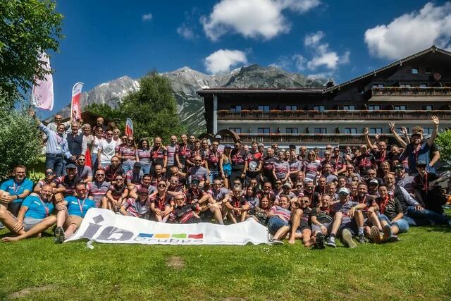 Das Team rund um Maria Schwarz mit den internationalen TeilnehmerInnen posieren glücklich vorm Hotel Berghof in Ramsau. | Foto: Austria eXtreme Triathlon