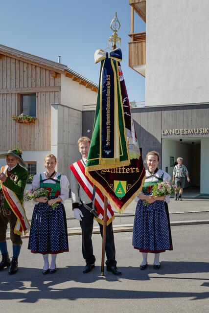 Fähnrich Johannes Oberacher mit den Fahnenpatinnen Julia Haidacher (li.) und Martina Kirchmair | Foto: Paul Weber