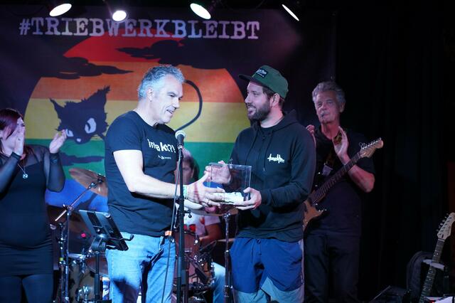 Freuten sich gemeinsam über ein mehr als gelungenes Benefiz-Festival: Notar Mag. Michael Platzer bei der Übergabe der Spenden an Harald Steiner vom Triebwerk. Man munkelt es könnte schon im nächsten Jahr eine Wiederholung geben. | Foto: triebwerk / hanakamp