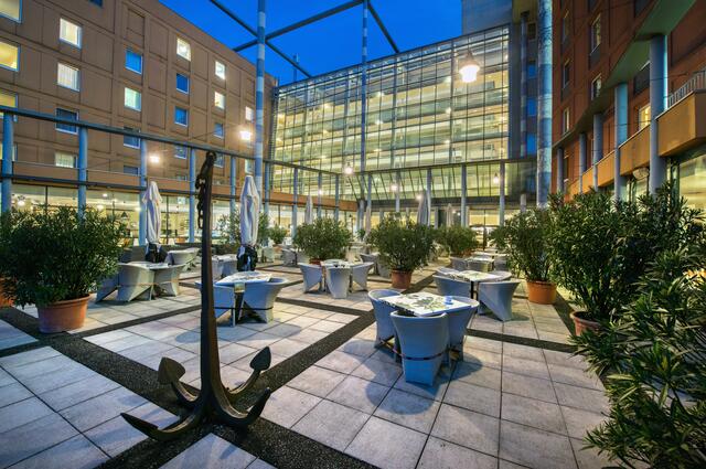 Beim Sundowner mit malerischen Sonnenuntergängen hinter dem Pöstlingberg kann man bei einem Drink den Tag entspannt ausklingen lassen. | Foto: Hotel Donauwelle