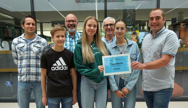  In Anwesenheit der Schulleitung überreichte Bürgermeister Norbert Weber den SchulsprecherInnen die Freibadkarten.
 | Foto: Marktgemeinde Frankenburg/Sonja Burger