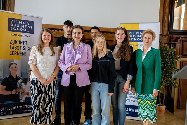 1. Reihe v.l.: Lehrerin Verena Karner, Justizministerin Alma Zadić, Schülerin Anita Nader, Schülerin Marileen Bremer sowie Direktorin Monika Hodoschek.
2. Reihe: Die Schüler Danilo Djurovic und Andro Megalla. | Foto: BMJ/Antonio Nedić