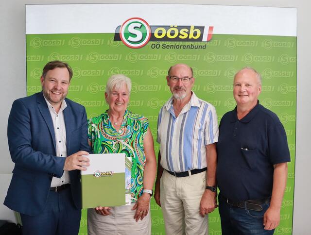  Die frisch gewählten Funktionäre Obmann Alfred Schietz (3.v.l.), seine Stellvertreterin Isabella Breiteneder (2.v.l.) und der Schriftführer Gerhard Reichenberger (rechts) gemeinsam mit Landesgeschäftsführer Franz Ebner (links). | Foto: OÖ Seniorenbund