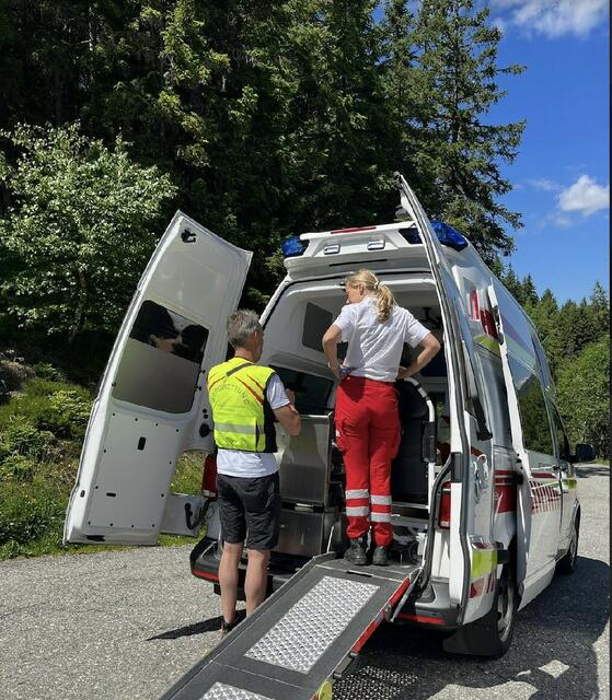 Die Bergrettung Villach wurde verständigt und konnte den 77-jährigen mittels Tyromont Tragesystem bergen und zur Sepplhütte transportieren. | Foto: Bergrettung Villach