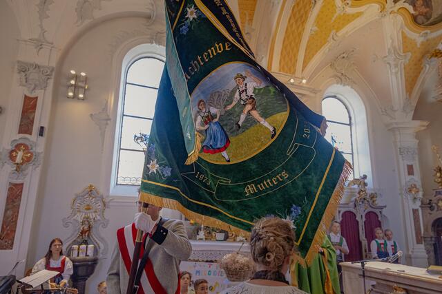 Ein Prunkstück: Die Fahne des Trachtenvereins Mutters | Foto: Paul Weber