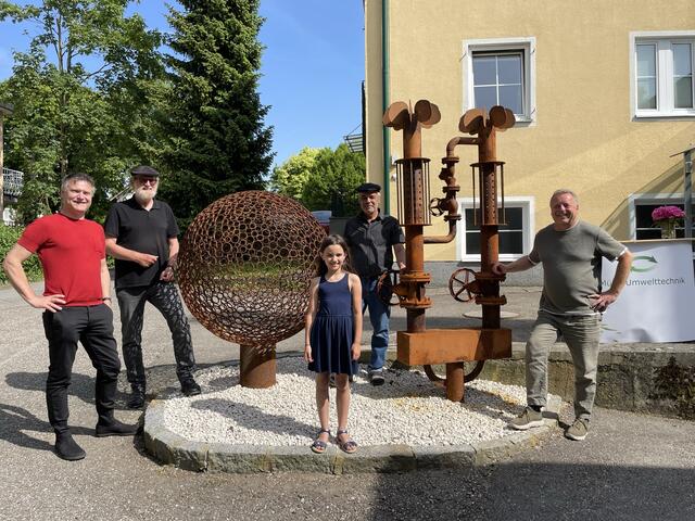 Zur feierlichen Eröffnung waren neben dem Künstler Franz Diesenberger auch der aktuelle und zwei ehemalige Bürgermeister der Gemeinde Weibern anwesend. | Foto: Müller Abfallprojekte GmbH