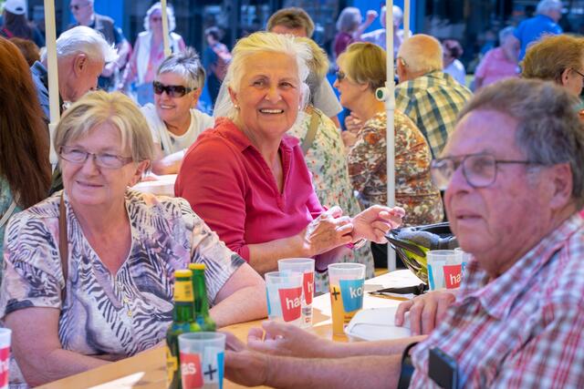 Musik, Getränke und gute Stimmung bei strahlendem Sonnenschein.  | Foto: Sarah Bruckner