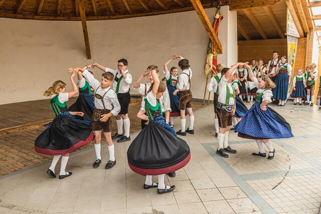 Graoßartiger Auftritt der "jungen Trachtler", die das Publikum beim Kindertirolerabend restlos begeisterten. | Foto: Paul Weber