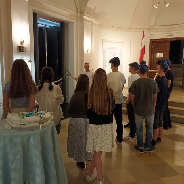 Schülerinnen und Schüler der 6B in der Synagoge. | Foto: Mag. Kuntner