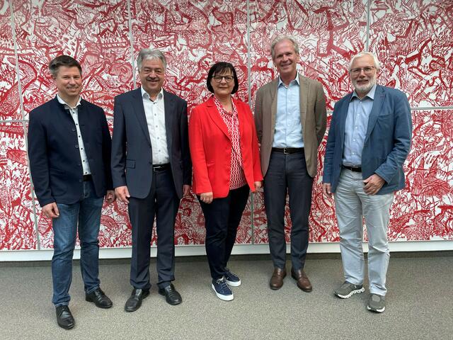 Bernhard Haneder (Vereinskassier), Gerhard Elsigan (Vereinsobmann),  Andrea Wiesmüller (Vorsitzende des Stiftungsvorstandes),  Karl Schwarz (Stellvertreter der Vorsitzenden des Stiftungsvorstandes), Gerhard Lang (Mitglied des Stiftungsvorstandes) (v.l.)
 | Foto: Sparkasse zVg