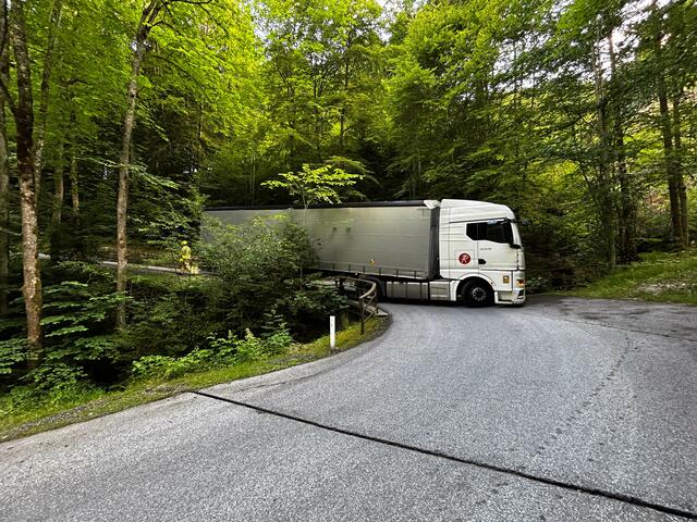 Am Mittwoch den 28. Juni blieb ein Lkw im Brandenberger Tal in einer Kurve stecken.  | Foto: ZOOM.Tirol