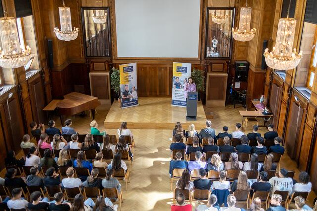 Zahlreiche Schülerinnen und Schüler lauschten den Worten der Justizministerinm brachten sich aber auch selbst ein.  | Foto: BMJ/Antonio Nedić