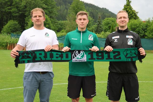 SVR-Sportvorstand Wolfgang Fiala, Nik Marinsek und SVR-Cheftrainer Maximilian Senft. | Foto: SVR/ Schröckelsberger