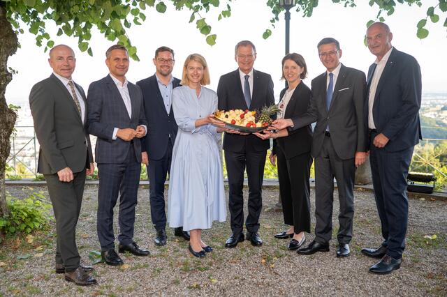 V. l.: Landtagspräsident Max Hiegelsberger, Landesrat Wolfgang Hattmannsdorfer, OÖVP-Landesgeschäftsführer Florian Hiegelsberger, LH-Stv. Christine Haberlander, Landeshauptmann Thomas Stelzer, Landesrätin Michaela Langer-Weninger, Landesrat Markus Achleitner, OÖVP-Klubobmann Christian Dörfel. | Foto: OÖVP