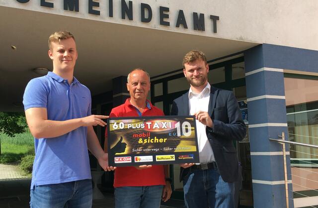 Gemeinderat Jan Gerdentisch, Bürgermeister Karl Izmenyi und Hubert Bleich stellen das "60plus Taxi" vor | Foto: WKB