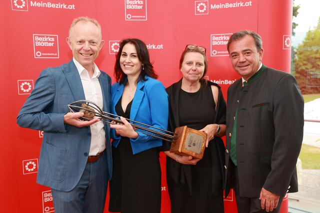 Michael König (Geschäftsführer), Christine Daller und Gabriele Huber vom Diakoniewerk Salzburg. Landesrat Christian Pewny übergab den Preis in der  Kategorie „soziales Zusammenleben“ an das Diakoniewerk mit den Projekt "Digitalisierung und ältere Menschen: Handy, Laptop &amp; Co.“  | Foto: Franz Neumayr