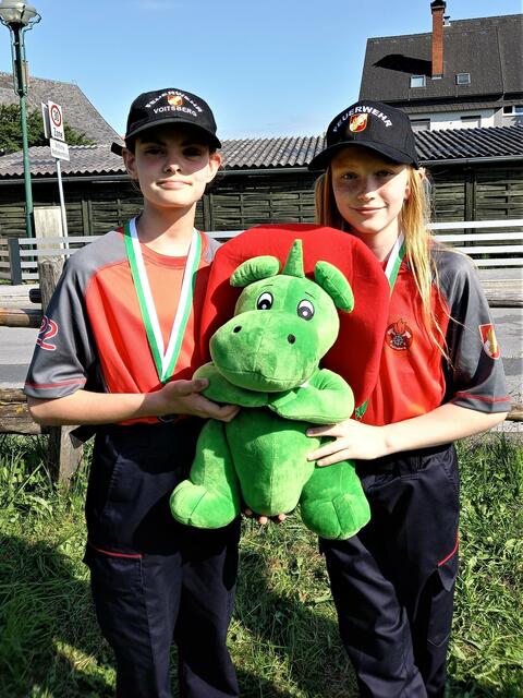 Ein Grisu für die erfolgreichen Feuerwehrjugendlichen | Foto: Walter Ninaus