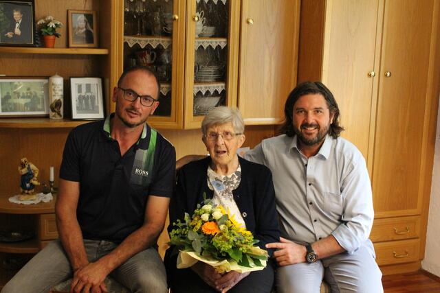 Gratulierten der Jubilarin Hilda Grabenhofer: Bürgermeister Hans Unger (rechts) und der Ortsvorsteher Christian Zetter. | Foto: Gemeinde Oberschützen