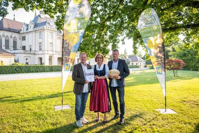 Landeshauptfrau Johanna Mikl-Leitner gratuliert Bgm. Heinz Konrath und GGR Helmut Scharl zur Auszeichnung „Goldener Igel“ von „Natur im Garten“ für ökologische Grünraumpflege in der Marktgemeinde Nussdorf ob der Traisen im vergangenen Jahr. | Foto: „Natur im Garten“ / POV Meierotto